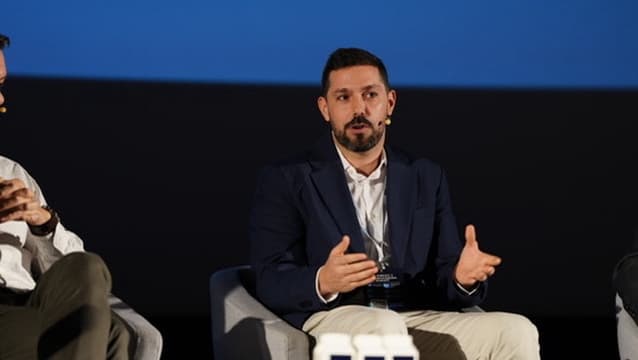 AI CX Strategist durante una ponencia sobre transformación operativa con inteligencia artificial